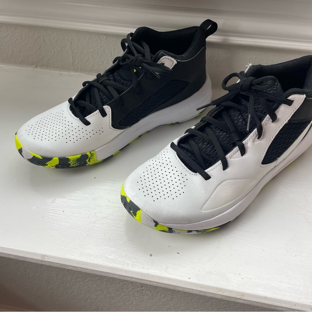 Under Armour basketball sneakers men’s 10.5 women’s 12 black with camo - Picture 3 of 10